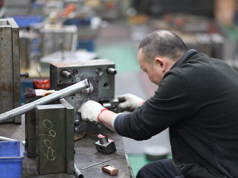 如何選擇塑膠模具廠家，塑膠模具制造需要注意哪些問題